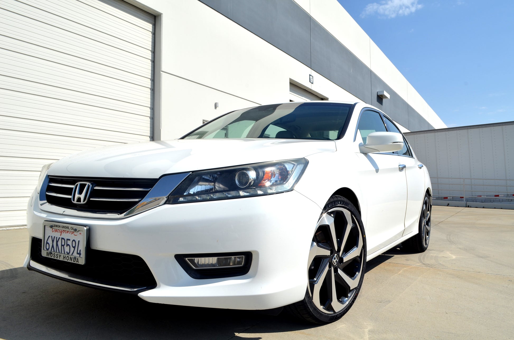 LX Sport Style - F066 17x7.5 Machined Face/Black Outline wheel